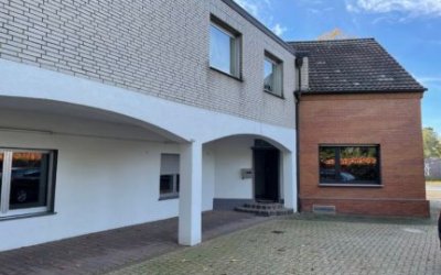 Ein-/ Zweifamilienhaus auf großem Grundstück oder Wohnen und Arbeiten in Meerbusch-Osterath